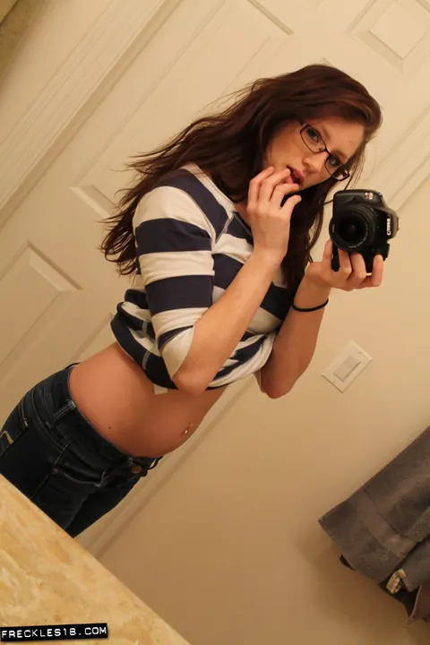 Tattooed Brunette Strips Out of Her Jeans for Lingerie Selfies – photo 4 of 12