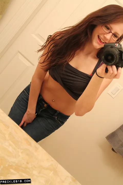 Tattooed Brunette Strips Out of Her Jeans for Lingerie Selfies – photo 7 of 12