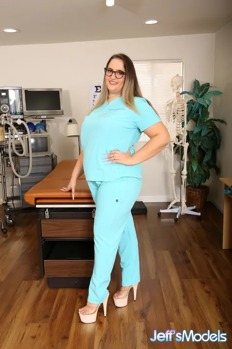 Rose Lareine: Curvy Blonde Nurse in Glasses Takes a Cumshot – photo 9 of 20
