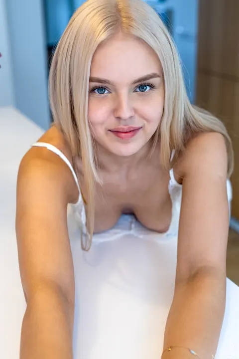 Blonde Beauty Undresses and Spreads Her Pussy Wide – photo 2 of 20