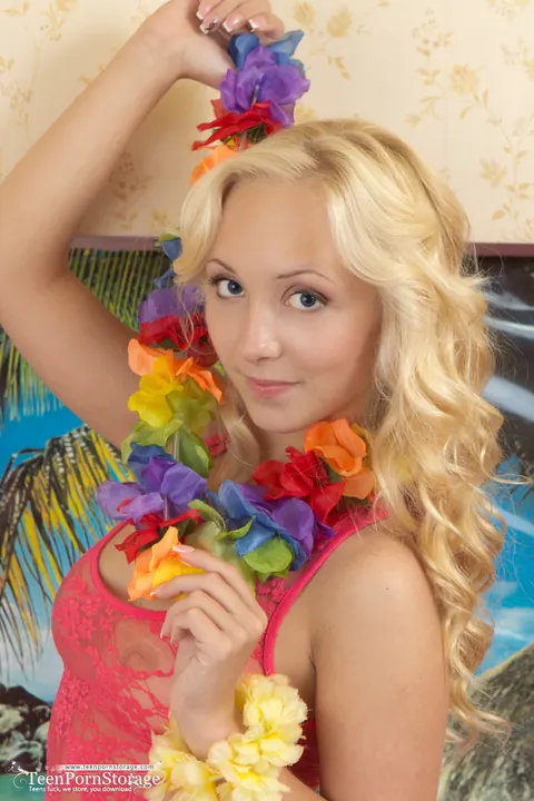 Blonde Peels Off Her Panties After a Luau Party – photo 2 of 20