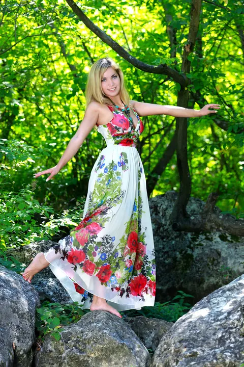 Busty Blonde Stands Nude and Spreads Her Shaved Pussy Outdoors – photo 3 of 21