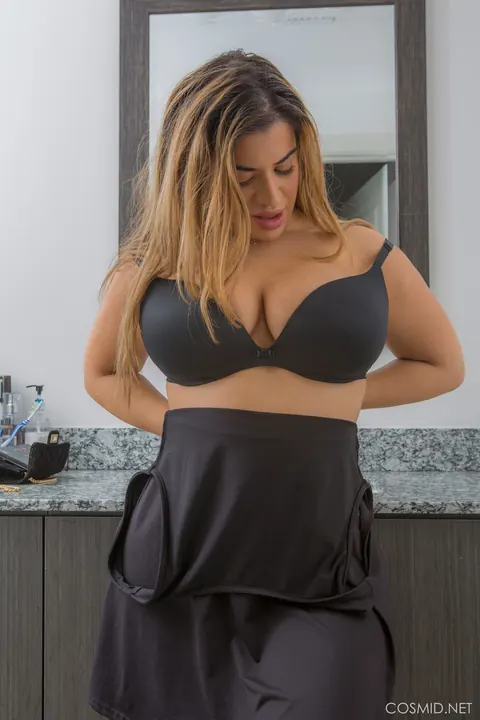 Lisa Martiz: Blonde Latina in a Skirt Shows Off Her Big Ass – photo 9 of 16