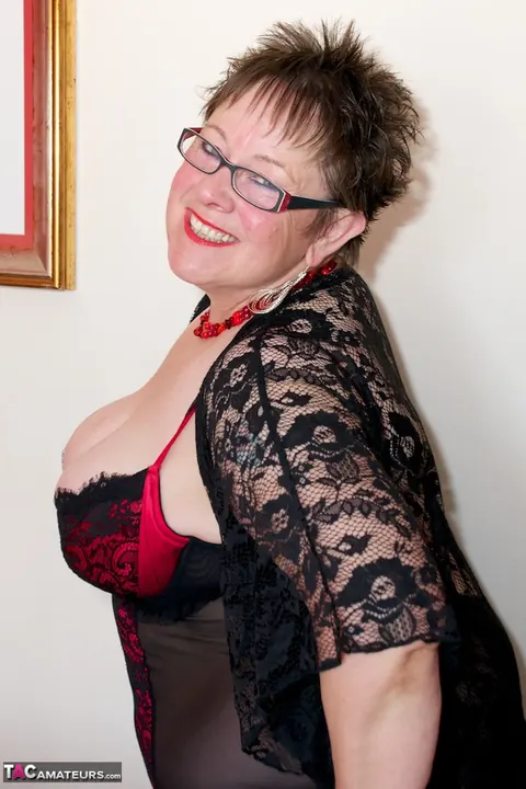 Mature BBW in Lingerie and Glasses Fucks Herself with a Dildo – photo 9 of 20