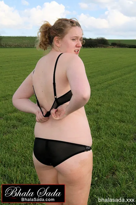 Thick MILF Strips Out of Her Jeans into Lingerie in the Forest – photo 15 of 15