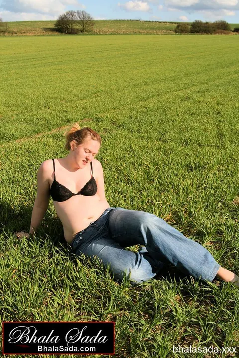 Thick MILF Strips Out of Her Jeans into Lingerie in the Forest – photo 3 of 15
