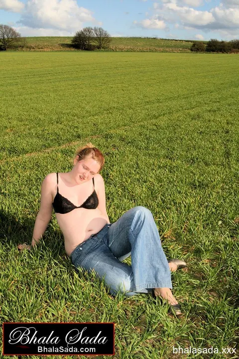 Thick MILF Strips Out of Her Jeans into Lingerie in the Forest – photo 4 of 15