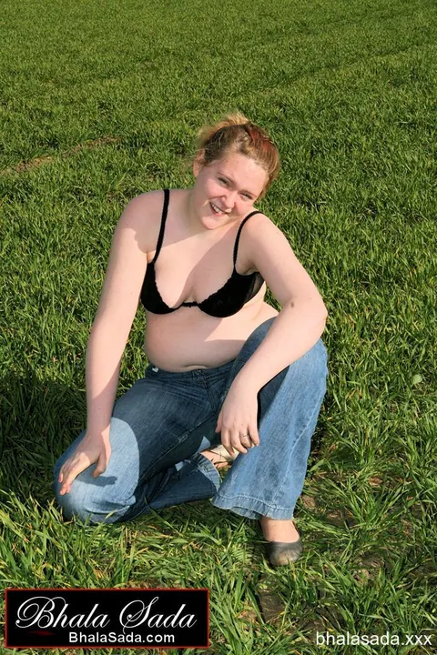 Thick MILF Strips Out of Her Jeans into Lingerie in the Forest – photo 5 of 15
