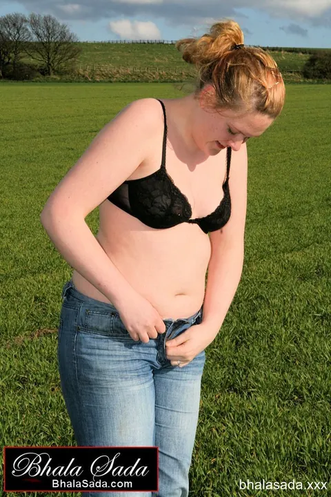 Thick MILF Strips Out of Her Jeans into Lingerie in the Forest – photo 7 of 15