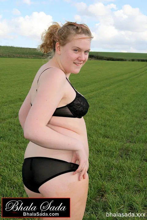 Thick MILF Strips Out of Her Jeans into Lingerie in the Forest – photo 9 of 15
