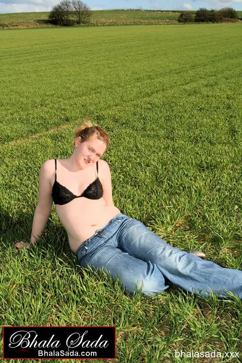 Thick MILF Strips Out of Her Jeans into Lingerie in the Forest – photo 2 of 15