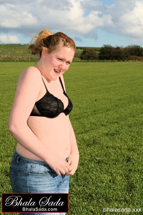 Thick MILF Strips Out of Her Jeans into Lingerie in the Forest – photo 6 of 15