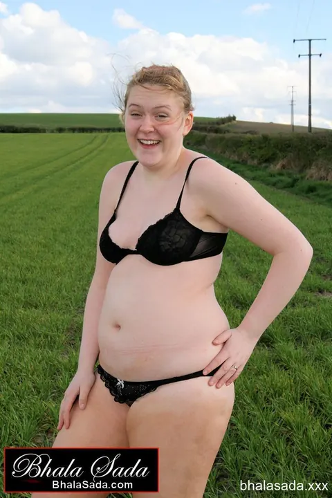 Thick MILF Strips Out of Her Jeans into Lingerie in the Forest – photo 10 of 15