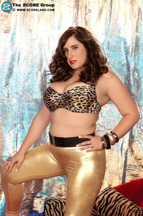Carrie Ashton: Brunette BBW with Big Tits Strips Off Her Heels – photo 2 of 11