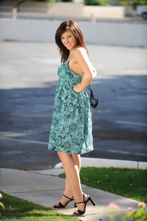 Brooke Lee Adams: Brunette Strips Out of Her Dress and Flashes Outdoors in Heels – photo 5 of 20