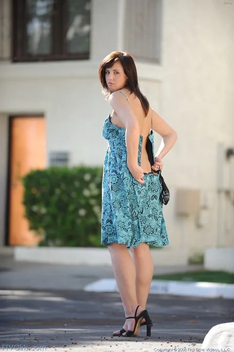 Brooke Lee Adams: Brunette Strips Out of Her Dress and Flashes Outdoors in Heels – photo 3 of 20