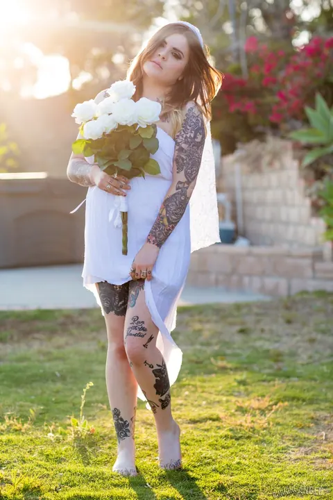 Farrah paws: Brunette Bride Shows Her Big Tits and Spreads Outdoors – photo 1 of 17