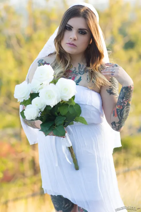 Farrah paws: Brunette Bride Shows Her Big Tits and Spreads Outdoors – photo 2 of 17