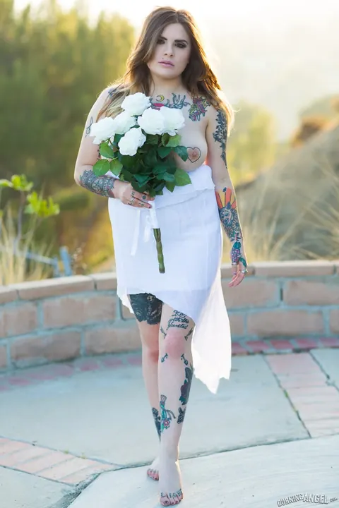 Farrah paws: Brunette Bride Shows Her Big Tits and Spreads Outdoors – photo 4 of 17