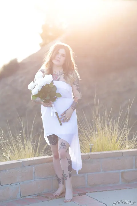 Farrah paws: Brunette Bride Shows Her Big Tits and Spreads Outdoors – photo 3 of 17