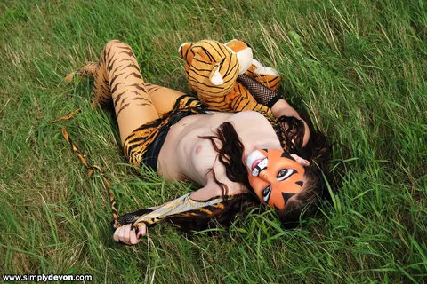 Slim Woman in a Bikini Spreads Her Pussy Outdoors – photo 9 of 11