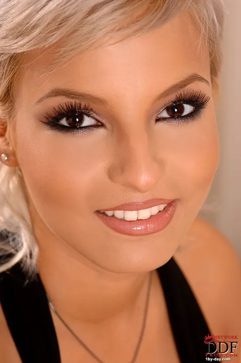 Eve Smile: Busty Thick Blonde Fingers Her Shaved Pussy – photo 1 of 11