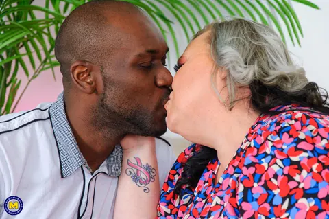 Thick British MILF Fucks a Black Man Until He Cums – photo 4 of 21