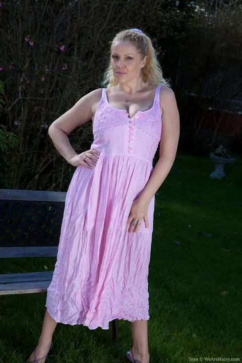 Mature BBW Spreads Her Hairy Pussy Outdoors – photo 2 of 17