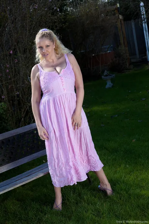 Mature BBW Spreads Her Hairy Pussy Outdoors – photo 1 of 17