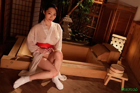 Petite Japanese Woman Poses Nude – photo 1 of 20