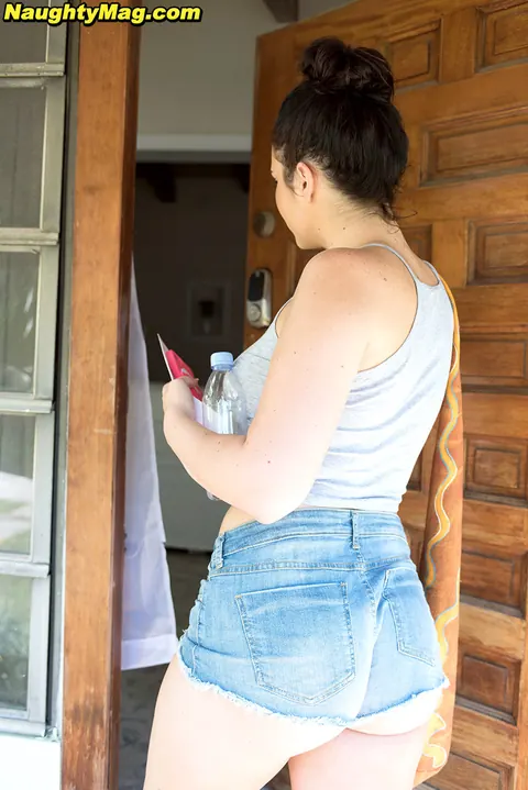 Sidney Alexis: Tall Thick Brunette Pulls Down Her Denim Shorts and Spreads – photo 7 of 16