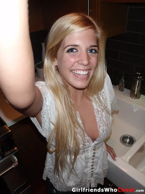 Carmen Monet: Blonde in Shorts Spreads Her Shaved Pussy in Selfies – photo 11 of 15