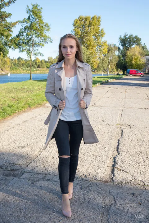 Tall Busty Babe Unbuttons Her Jeans and Spreads Outdoors in High Heels – photo 1 of 16