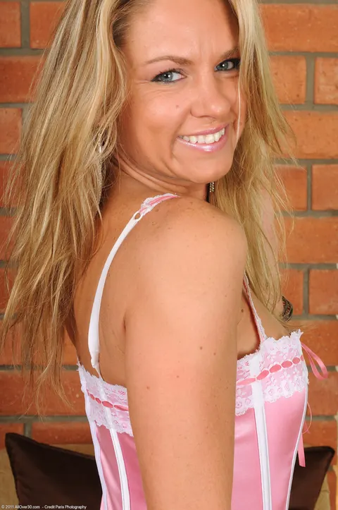Slim MILF Sheds Her Lingerie and Spreads Her Legs in Heels – photo 3 of 21