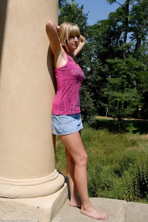 Mature Babe Strips Off Her Skirt and Spreads Outdoors – photo 1 of 20