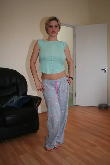 Isabel Ice – Thick British Blonde with Short Hair Takes Anal Cowgirl