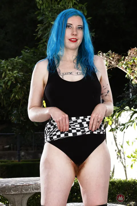 Lux Lives: Tall MILF Shows Her Hairy Pussy and Tattoos – photo 3 of 21