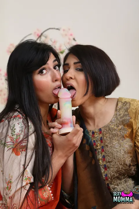 Sahara Knite: Two Brunette MILFs Kiss, Finger and Eat Pussy – photo 3 of 21
