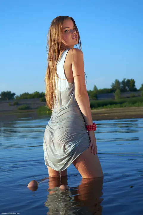 Mature Woman Poses Nude for the Camera – photo 8 of 21