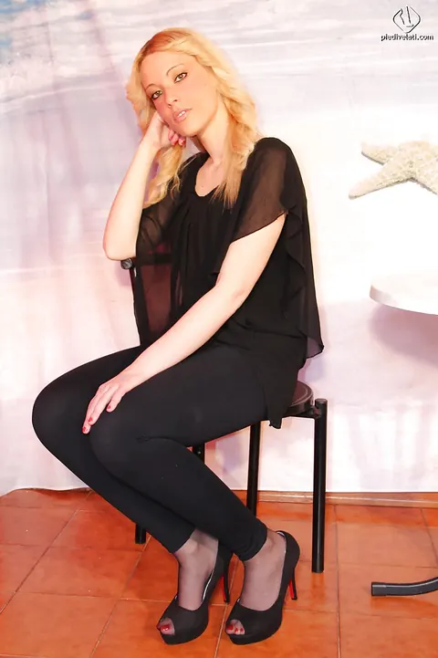 Blonde Shows Off Her Feet in Pantyhose and Heels – photo 4 of 16