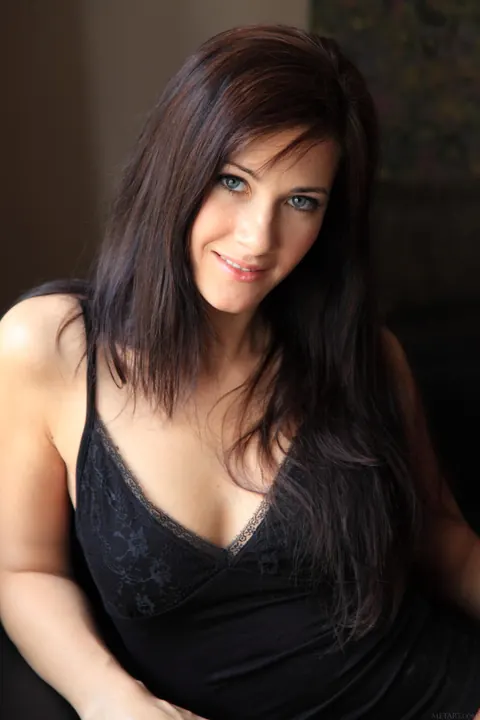 Lauren Crist: Brunette Strips Off Her Lingerie and Heels to Show Her Natural Tits – photo 2 of 21