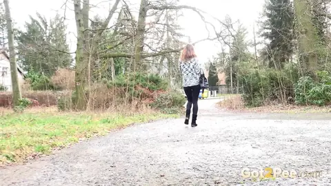 Cynthia Vellons: Czech MILF Pulls Down Her Leggings and Spreads Outdoors – photo 15 of 15