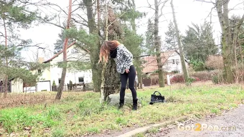 Cynthia Vellons: Czech MILF Pulls Down Her Leggings and Spreads Outdoors – photo 3 of 15