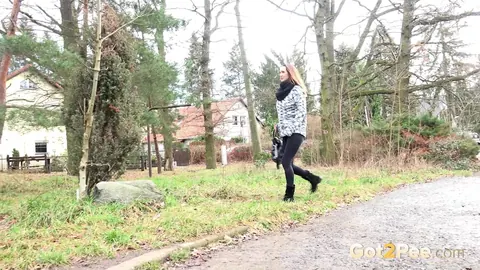 Cynthia Vellons: Czech MILF Pulls Down Her Leggings and Spreads Outdoors – photo 2 of 15