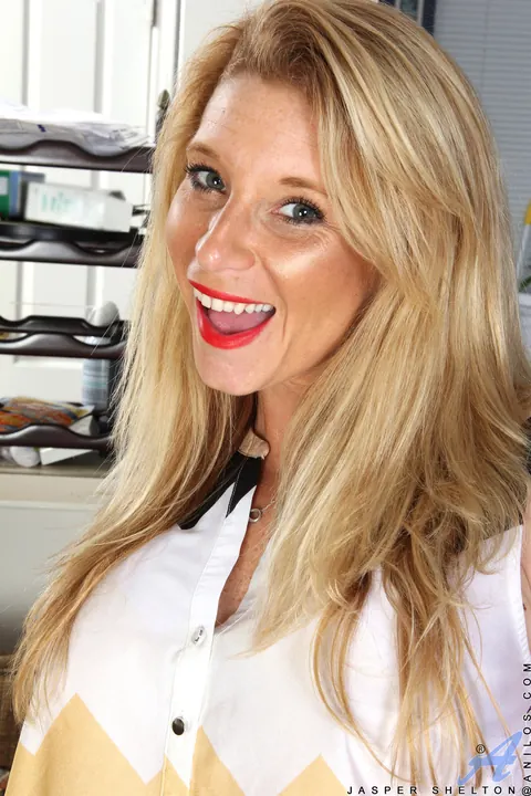 Jasper Shelton: Petite Blonde MILF Undresses and Shows Off Her Body – photo 1 of 20
