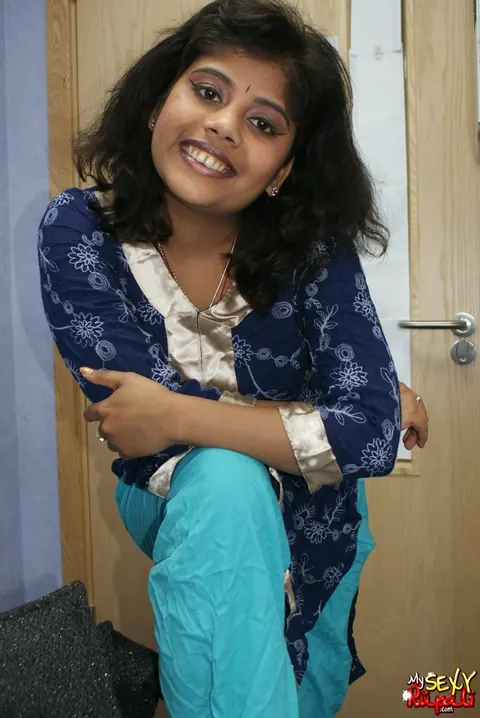 Indian BBW Undresses Naked for a Photo Shoot – photo 1 of 15