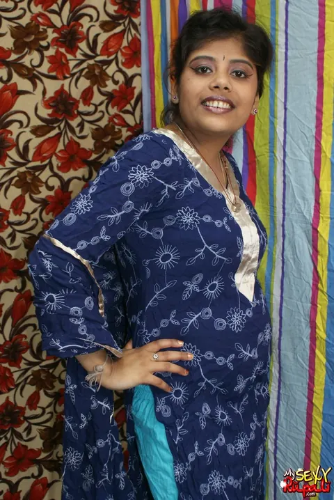 Indian BBW Undresses Naked for a Photo Shoot – photo 2 of 15
