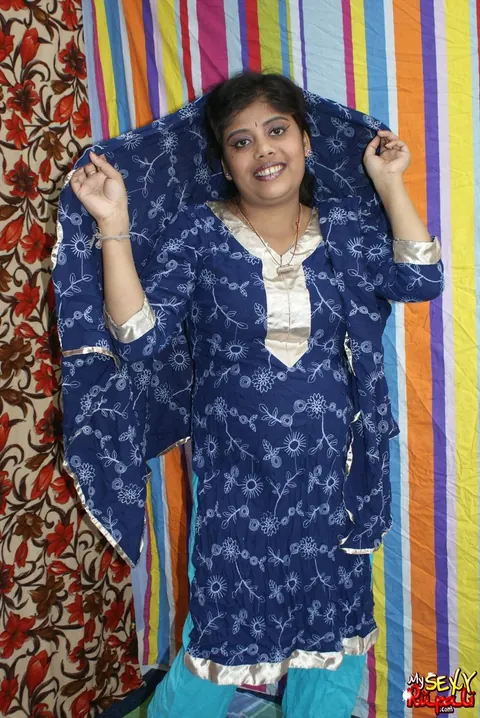 Indian BBW Undresses Naked for a Photo Shoot – photo 3 of 15
