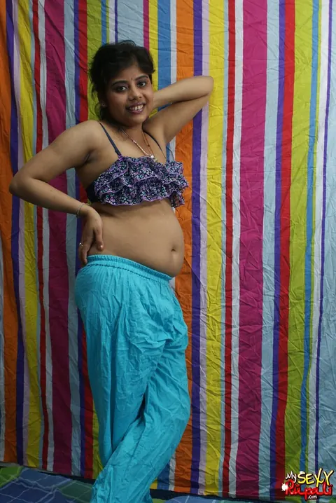 Indian BBW Undresses Naked for a Photo Shoot – photo 5 of 15