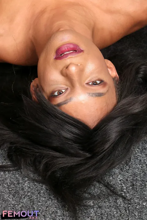 Ebony Trans Woman Strips Nude for Front and Back Views – photo 2 of 16